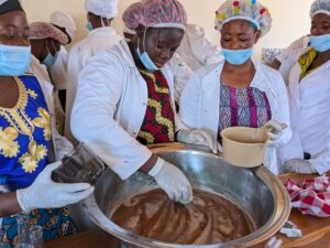Atelier de jus de fruits, Sokodé, © GRADSE
