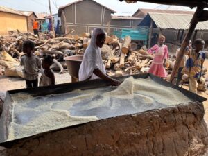 Torréfaction de manioc, Aguidabadè, © emp'ACT